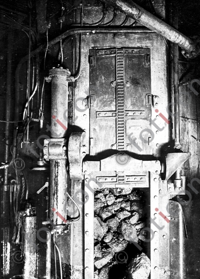 Schottentür eines Schiffes | Bulkhead door of a ship (simon-titanic-196-069-sw.jpg)